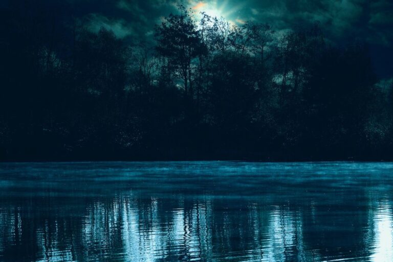 Explore haunted Minnesota like never before with our guide to its spookiest roads, haunted lakes, and eerie parks—just in time for Halloween!