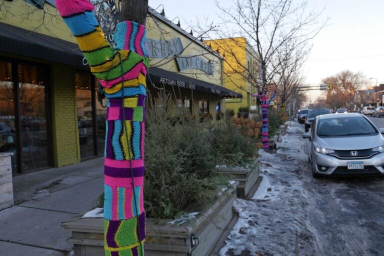 Explore the vibrant streets of yarn bombing, where knitted colors transform everyday scenes into cozy, eye-catching art!