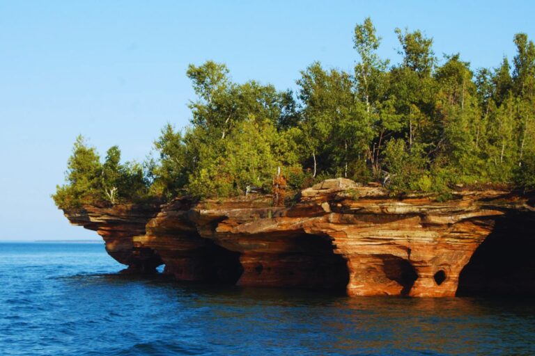 Sea caves at Devils Island. Beautiful cliffside at the Apostle Islands. So, are the Apostle Islands worth visiting? Learn about this must-visit Wisconsin destination: perfect for adventure seekers!