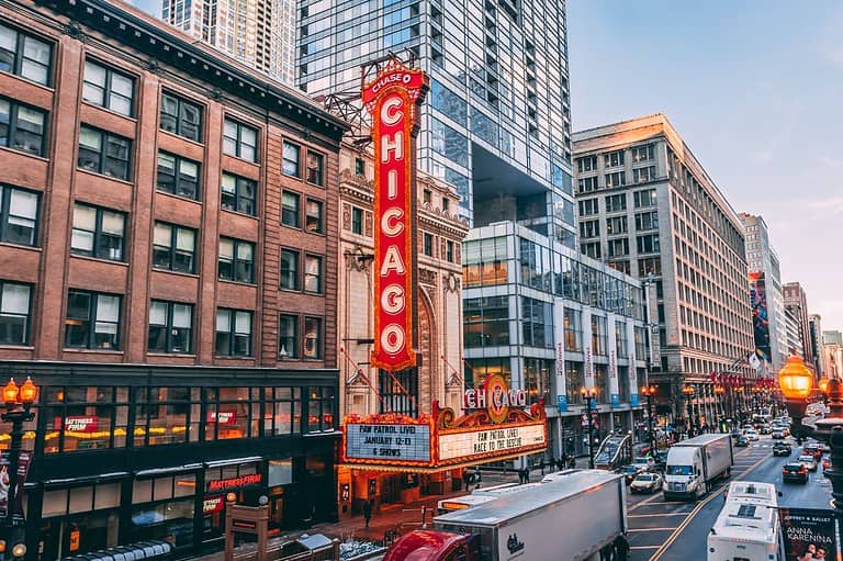 Downtown Chicago, IL. Discover the dos and don'ts of exploring the Windy City! From deep-dish pizza to hidden gems, we've got you covered.
