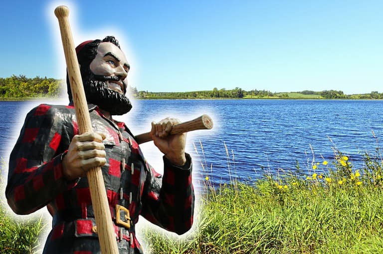 Paul Bunyan roadside statue in Minnesota. Buckle up and discover the quirkiest roadside attractions Minnesota has to offer. These selfie spots are fun for the whole family!
