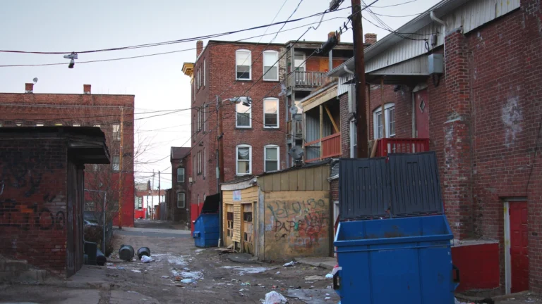Run down neighborhood in Minneapolis. Rising vacancies, declining services, and business closures may signal your Minneapolis neighborhood is in decline. Find out more.